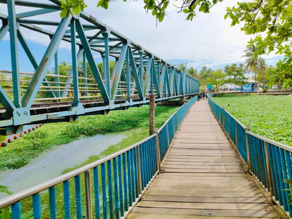 veli Tourist Village - a floating bridge
